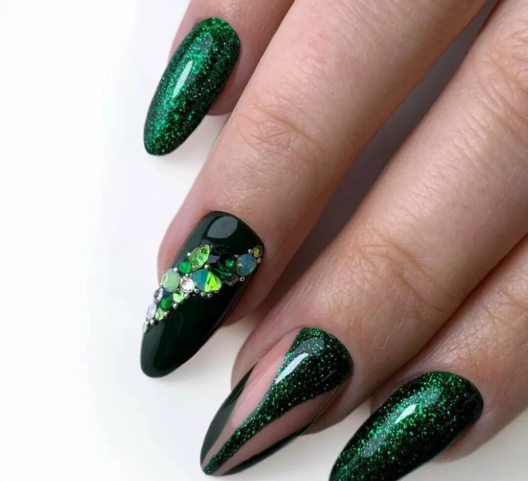 новогодний маникюр с елочкой. маникюр зелёный с блестками. маникюр 2022 изумруд втирка. маникюр зелёный с блестками. маникюр новогодний 2024 зеленый с блестками.