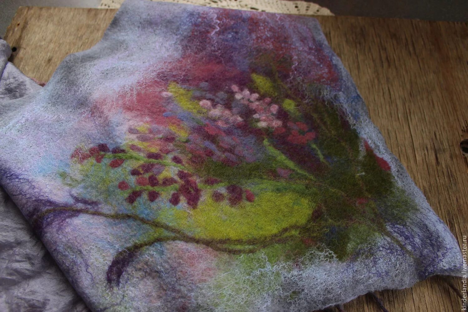 Варежки из вяленой шерсти. Изделия в технике мокрого валяния из шерсти. Панно из шерсти мокрое валяние. Шарфы валяные из шерсти. Панно валяние из шерсти.