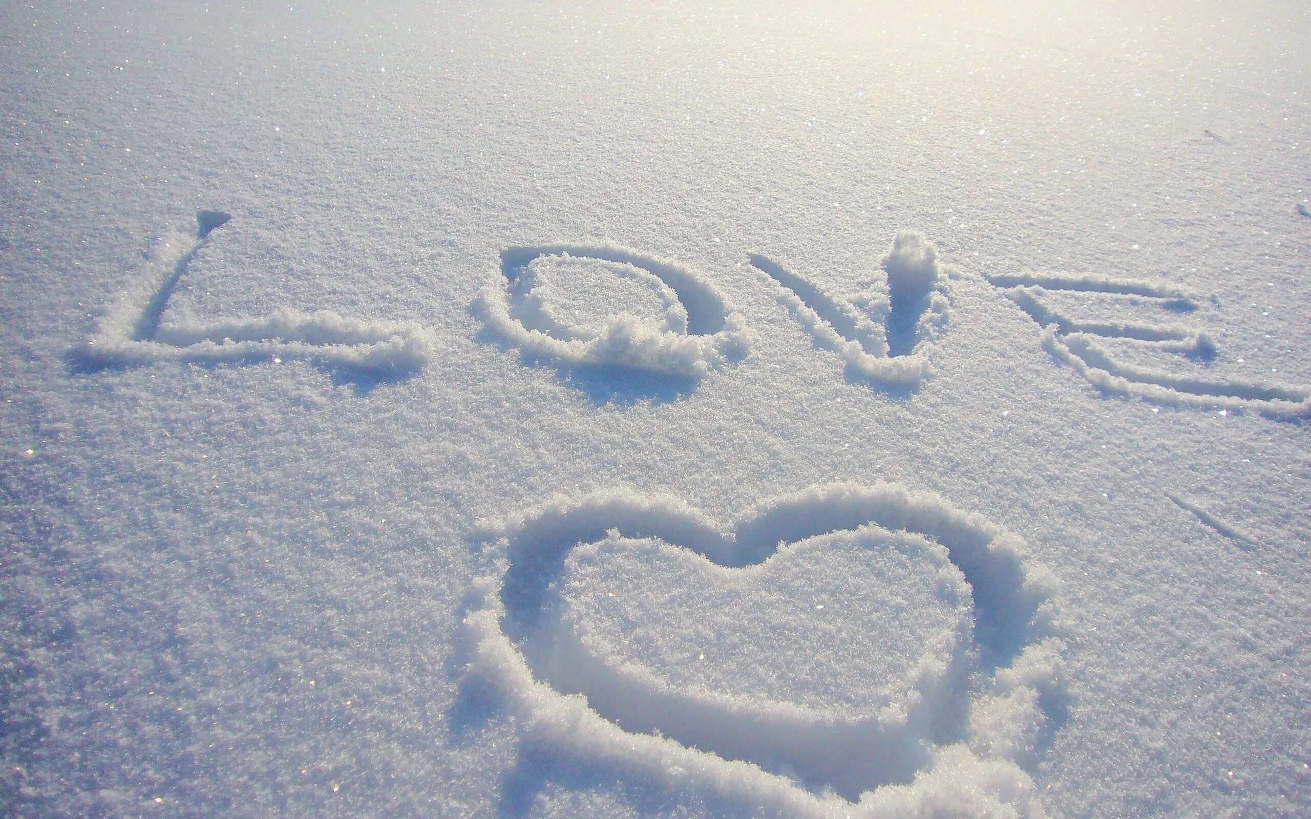 Снег юля. Надпись на снегу. Сердце на снегу. Сердечко на снегу. Зимняя романтика.