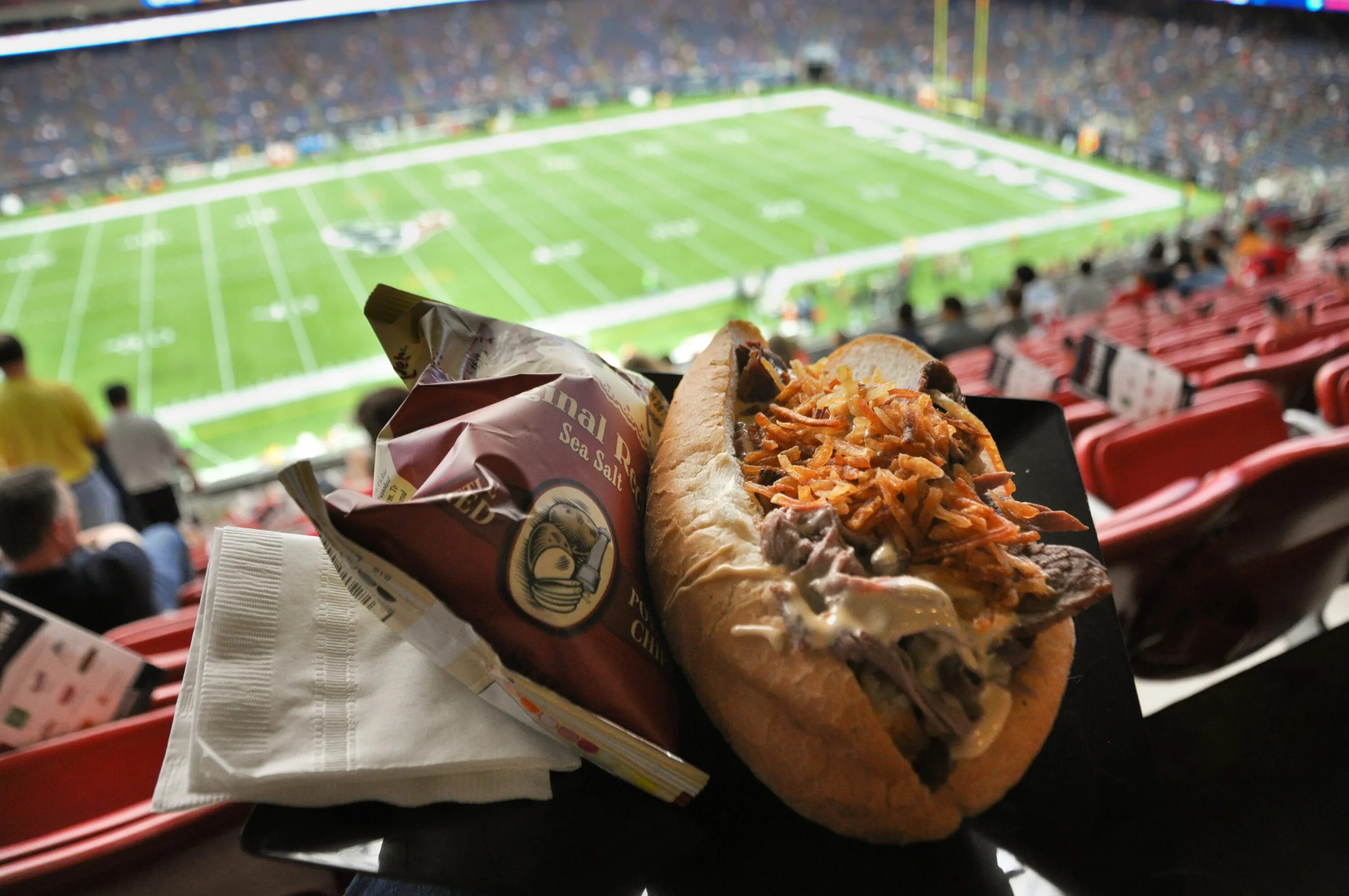 Футбольная еда. Еда на стадионе в США. Блюдо на футбольную тематику.