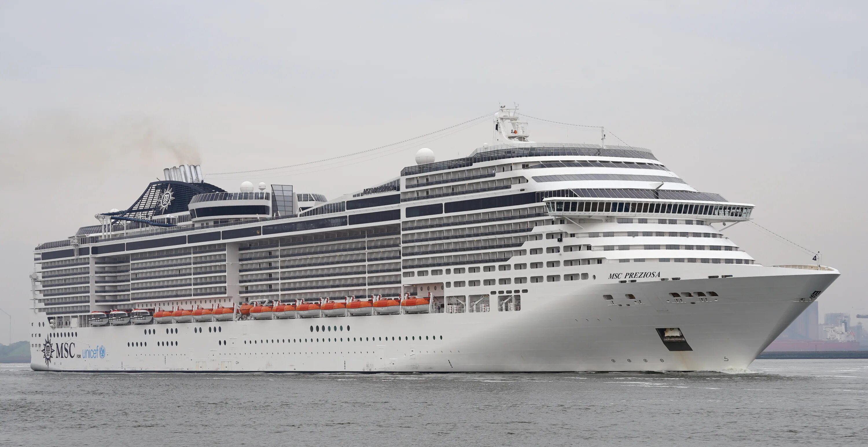 Msc местоположение. Лайнер msc preziosa. msc preziosa фото. msc preziosa швартовка. msc вики.