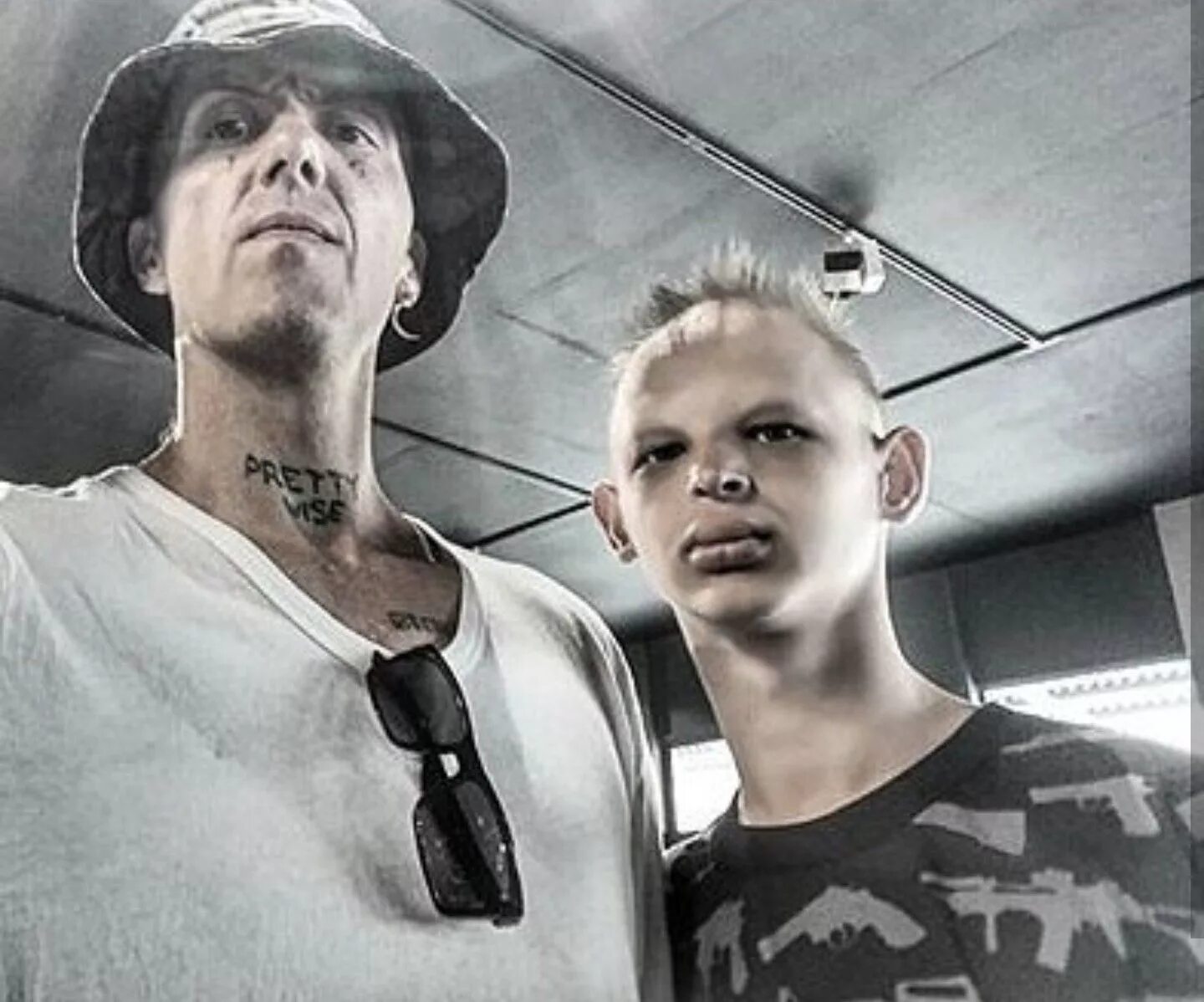Die antwoord сын. Сын солистки die antwoord. йоланди фиссер сын. токки фиссер сын. токки фиссер приёмный сын солистки die antwoord.