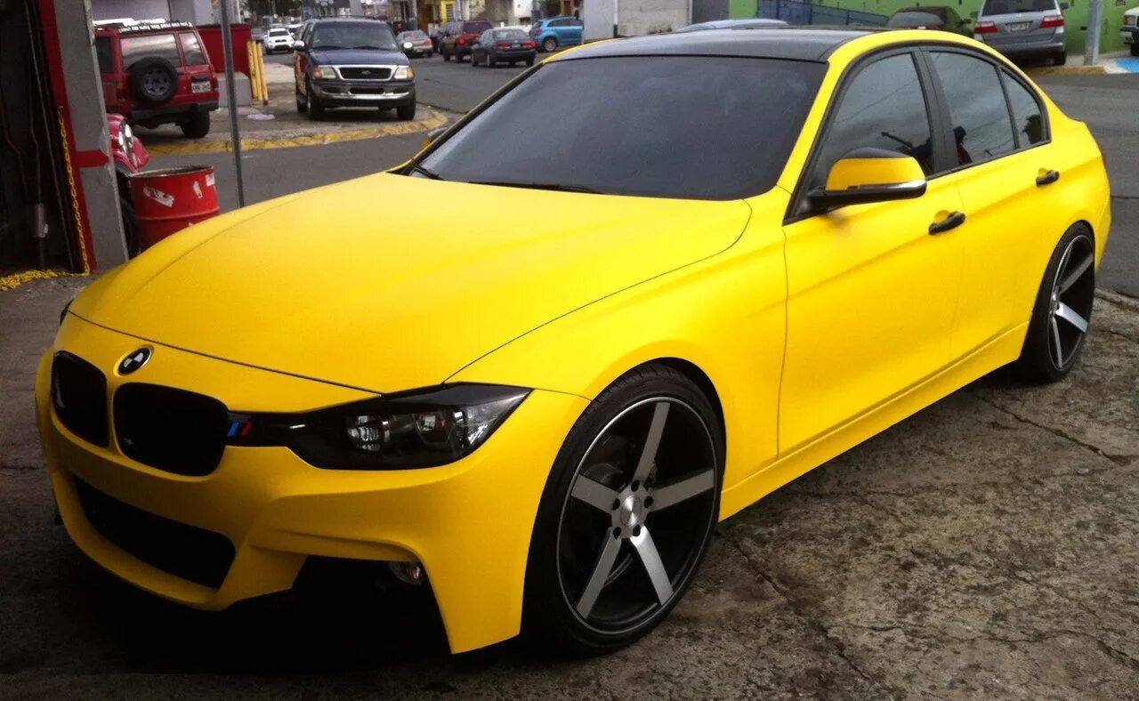 Bmw f30 желтая пленка. Пластидип хамелеон. Машина желтая. Желтый цвет машины к чему. Mazda 3 sport yellow.