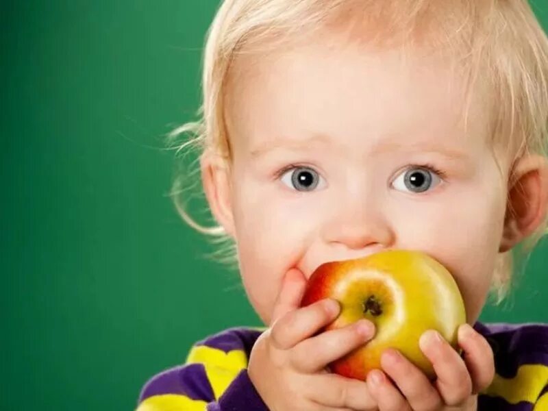 Обгрызенное яблоко как правильно. Малыш с яблоком. Ребенок ест. Ребенок ест яблоко. Для жевания детям.