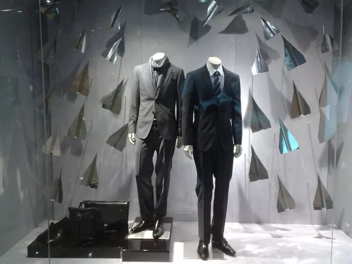 Витрина для плакатов. Интерактивная витрина для магазина. Разглядывают витрину. Рассматривает витрину. Девочка у витрины.