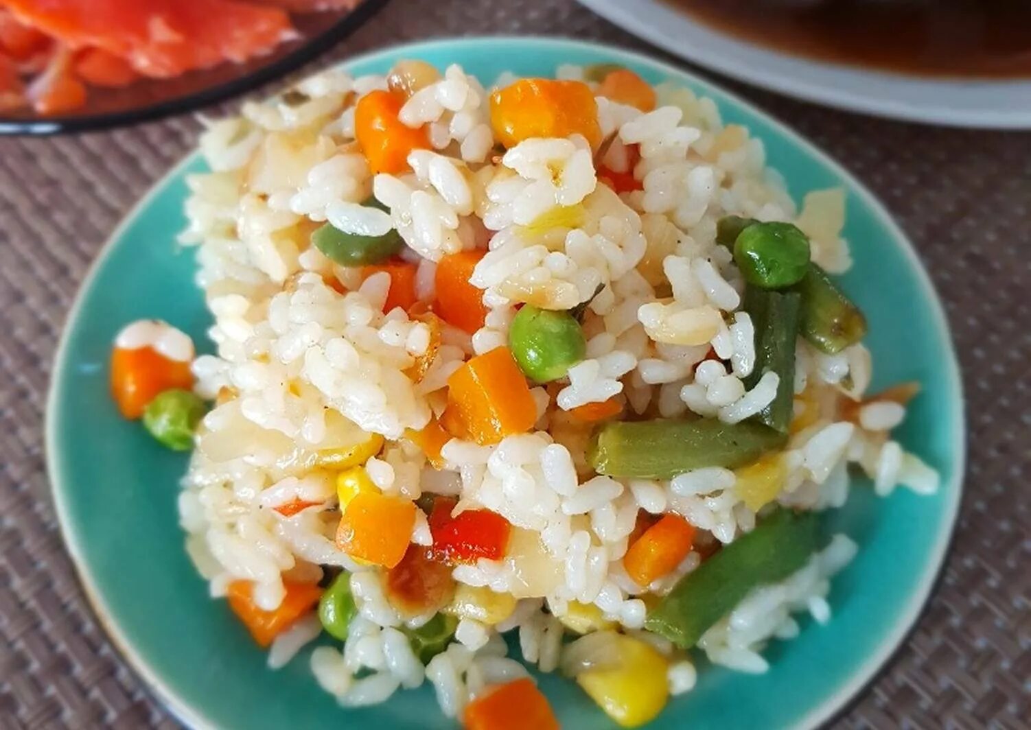 Rice vegetable. Рис с овощами на гарнир. Рис отварной с овощами. Рис гарнир с овощами гарнир. Овощи на р.