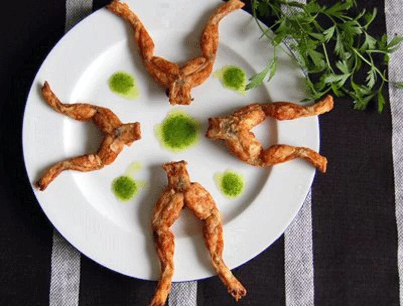 Frog legs. Лягушачьи лапки во Франции. Французская кухня лягушачьи лапки. Лягушачьи лапки Индонезия. Во Франции едят лягушачьи лапки.