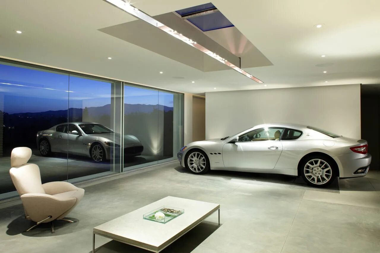 Красивый гараж. Современный гараж. Автомобиль в комнате. Машина в гараже.
