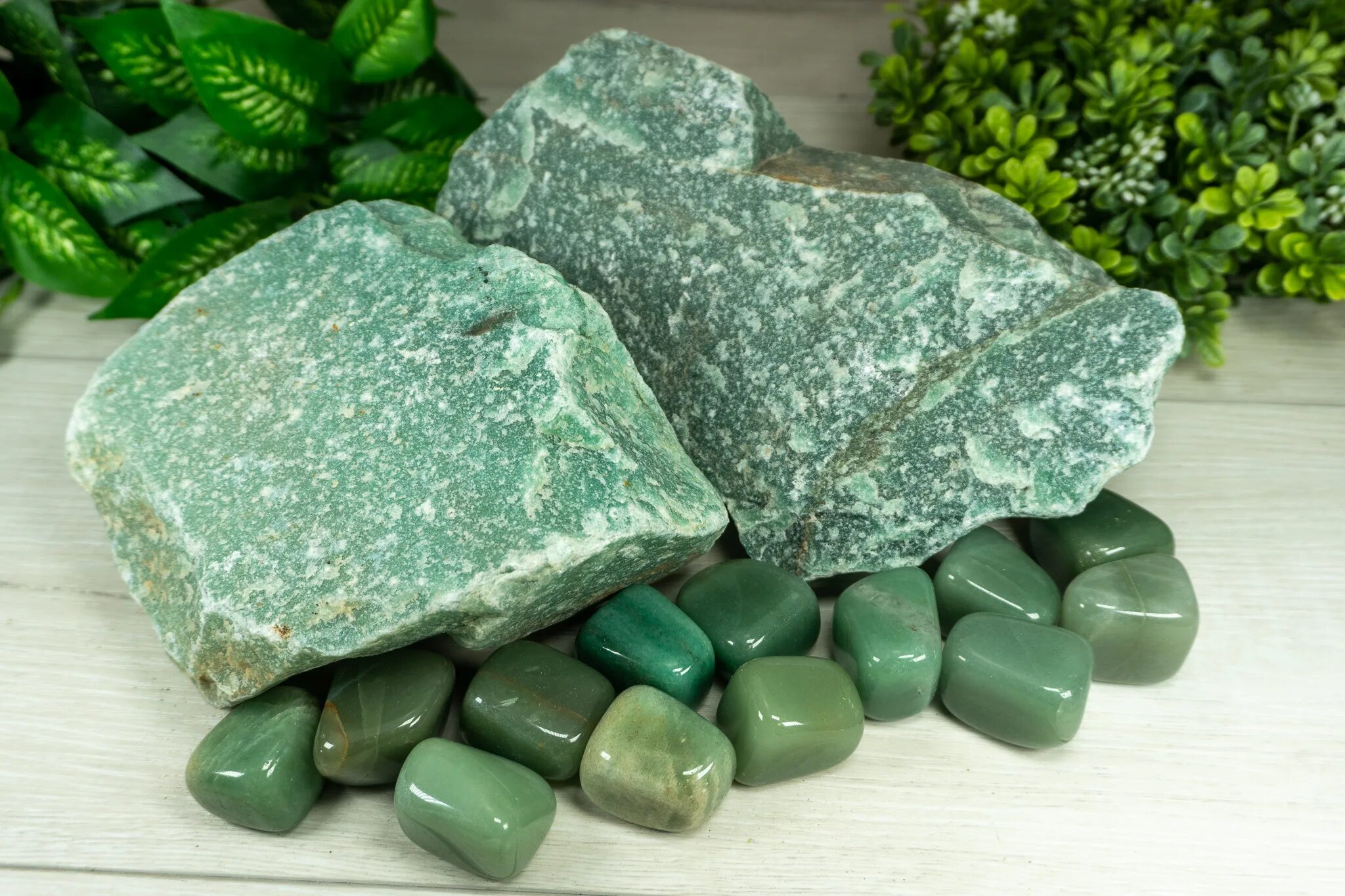 Авантюрин (кварц зелёный празем). Aventurine камень. Зелёный авантюрин камень. Зеленый авантюриновый кварцит.