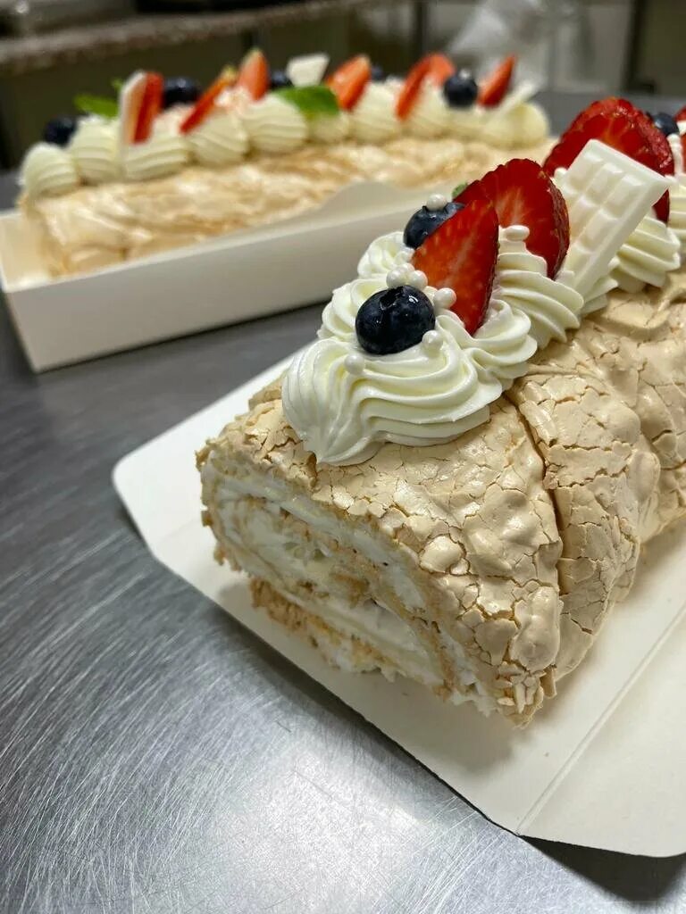 особенный наполеон гагаринский. десерт глазурь процентный клубника наполеон печенье 40 грамм. кондитерская наполеон. особенный наполеон варламова. наполеон оренбург.