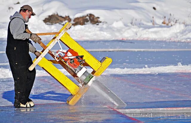 гигантская бензопила для распиловки льда. как пилить лед бензопилой. бензопила для льда. бензопила для льда. станок для пиления льда.