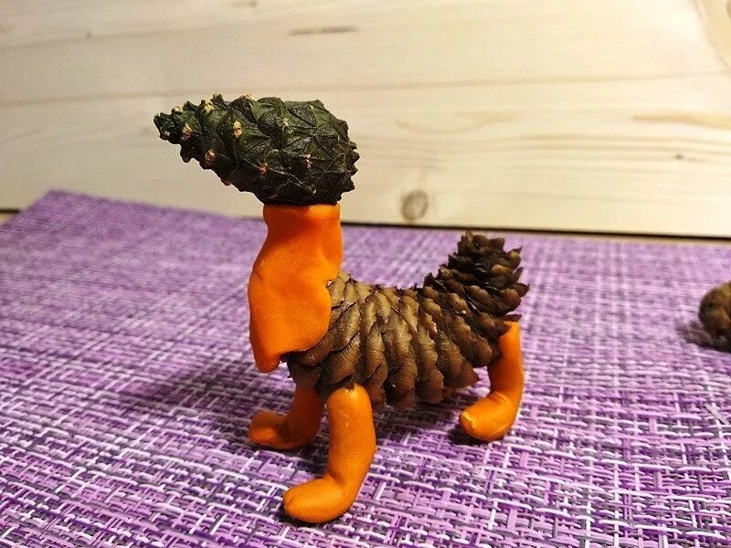 Лиса из шишек. Лиса из шишек и пластилина. лисичка из шишек поделка. тигр из природного материала. поделка лиса из природного материала.