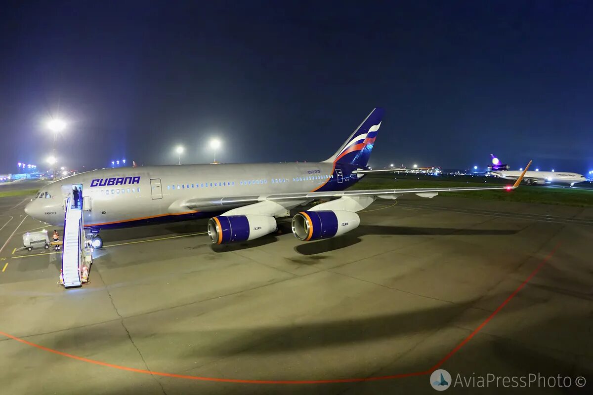 Ил 96 400. Ил-96-300. Ил 96 300 пассажирский. Волга днепр ил96. Самолет ил 96.