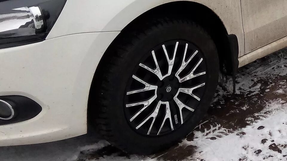 Черные колпаки на колеса. Колпаки Jestic Vesta 16. Sparco колпаки r15. Колпаки r15 Volkswagen Polo. Колпаки на Фольксваген поло седан r15 на машине.