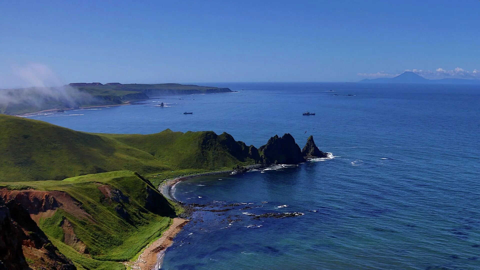 Курильские острова креницына. Остров хабомаи курильские острова. Остров итуруп курильские острова. Южные курилы итуруп. Остров итуруп рейдово.