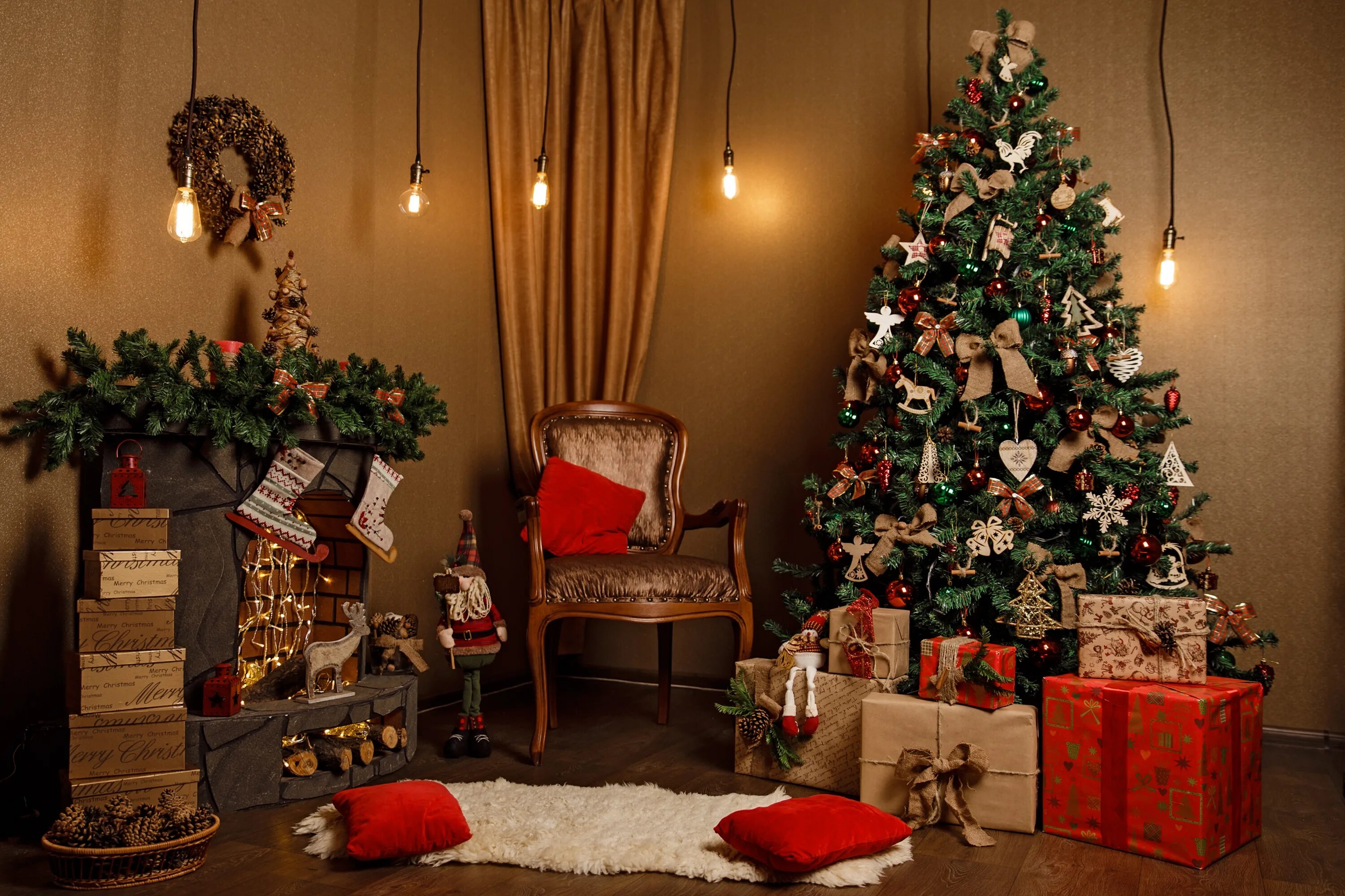 Декор под елку. Новогодняя елка с подарками. Новогодний интерьер. Новогодний интерьер елка с подарками. Рождественская елка.