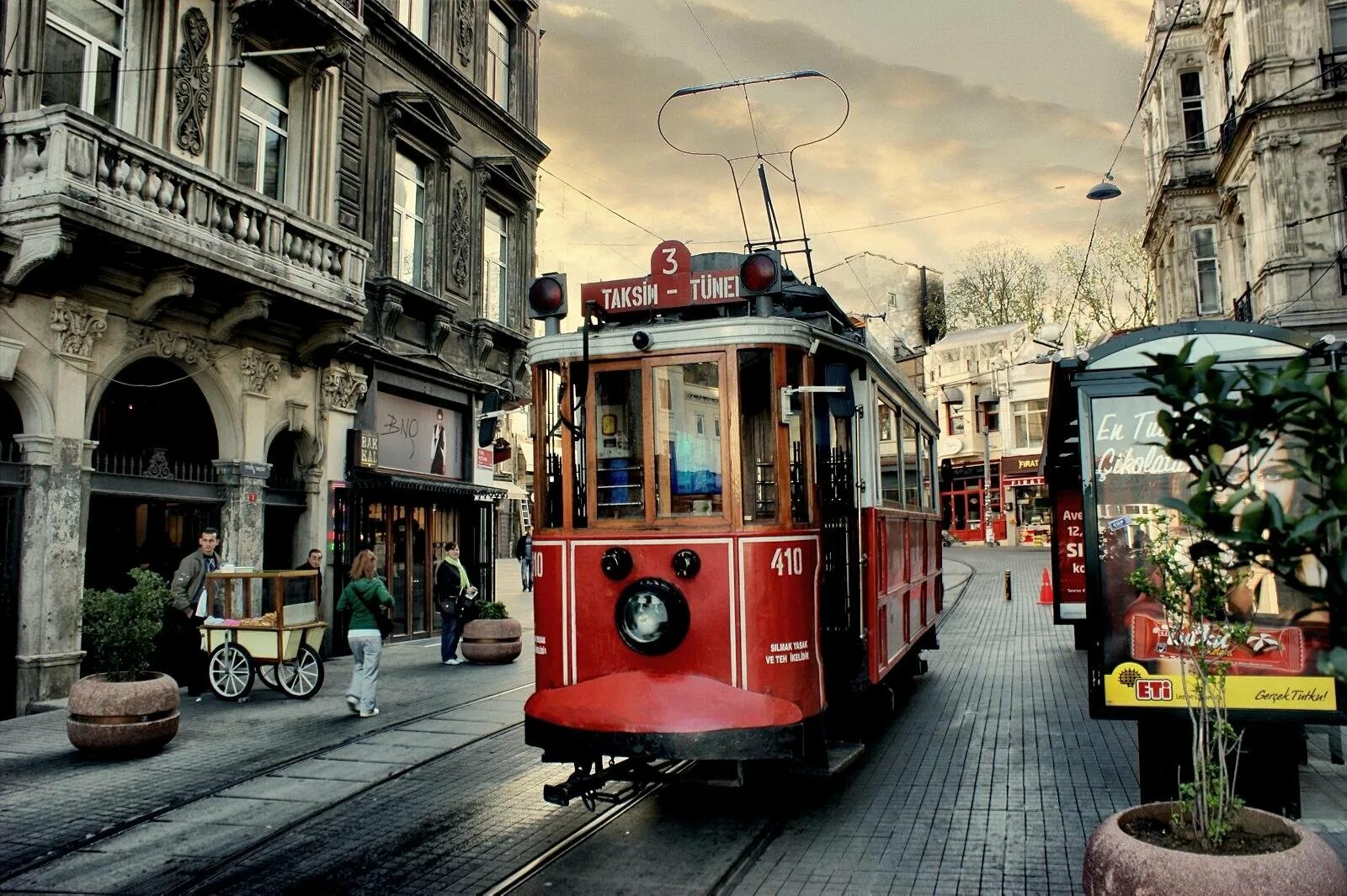 Истикляль. Трамвай на Истикляль в Стамбуле. Улица Истикляль, Стамбул, Турция. Турция улица Истикляль. Турецкий трамвай Стамбул Истикляль.