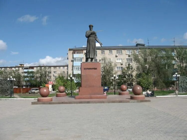 Атырау курмангазы. Памятник курмангазы атырау. памятник+курмангазы+в+актау. атырау казахстан памятник. памятник дины нурпеисовой и курмангазы.