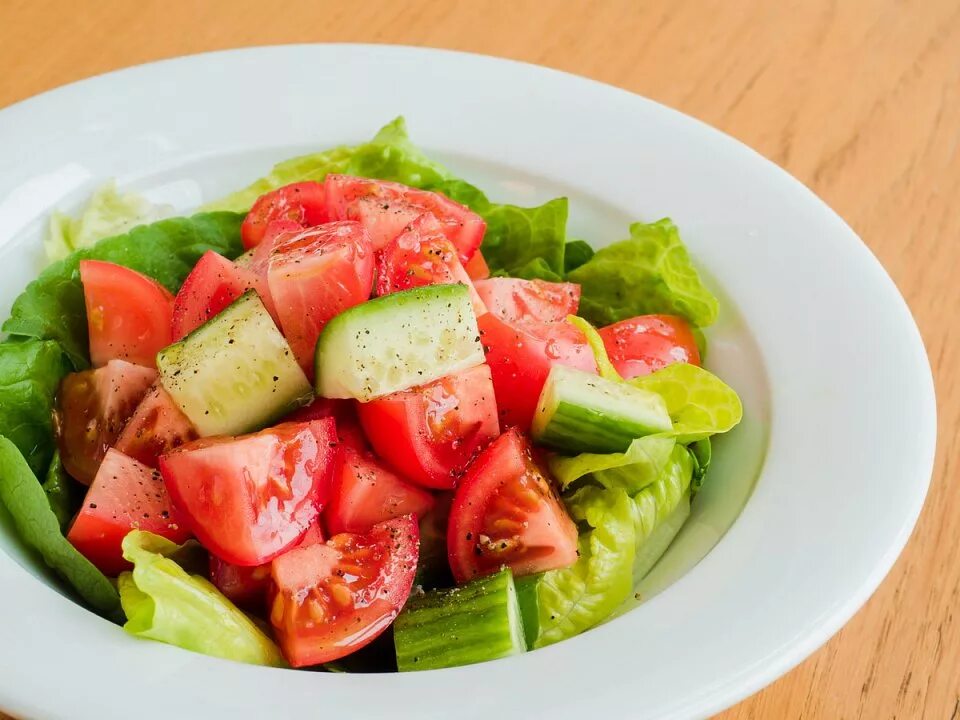 Салат с помидор и огурцов. Салат из огурцов и помидоров. Овощной салат помидоры огурцы. Салат из огурца и помидора. Салат огурцы помидоры.