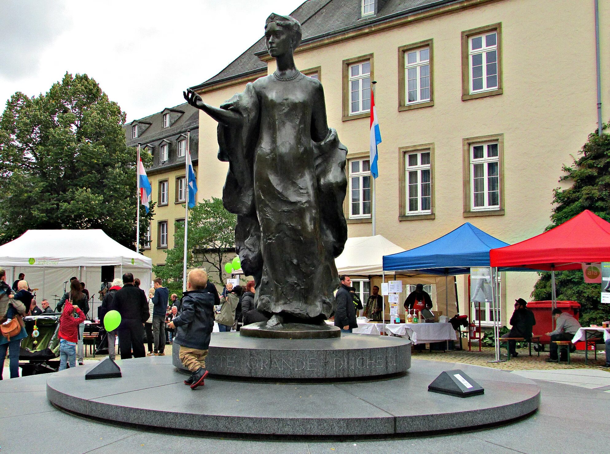 памятник люксембурга. памятник герцогине шарлотте в люксембурге. люксембург памятник шарлотте. люксембург скульптуры. люксембург столица площадь.