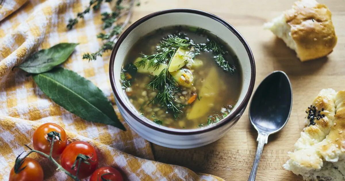 Гречневый суп с курицей. Гречневый суп. Гречневый суп с тушенкой. Суп с гречкой пошагово. Гречневый суп.
