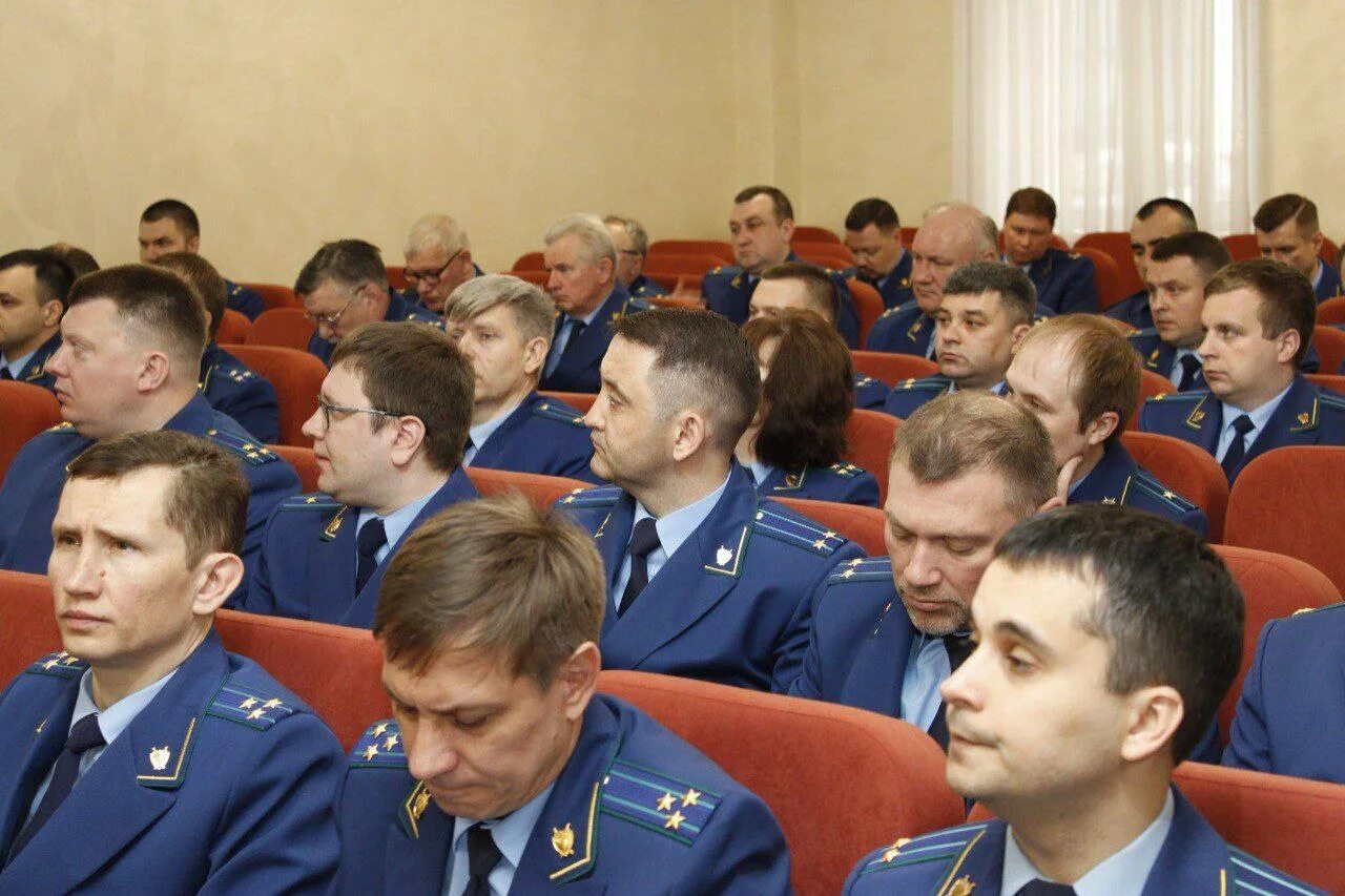 Прокурор Воронежа встретился с вышедшими на митинг сотрудниками "скорой" Дзен