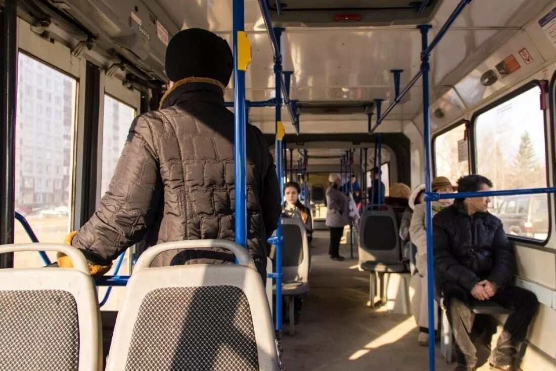 Общественный транспорт рф. Автобус внутри с людьми. Общественный транспорт внутри. Автобус изнутри с людьми. Пассажиры общественного транспорта.