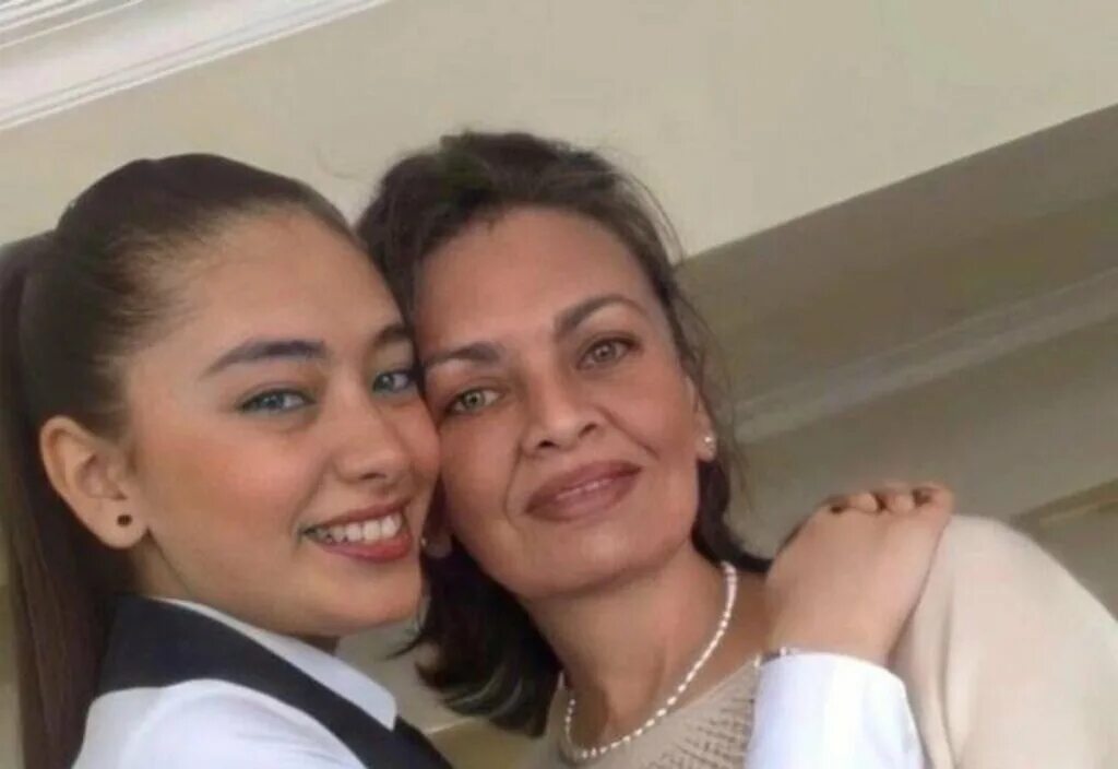 Неслихан атагюль родила или нет. Неслихан атагюль и ее мама. неслихан атагюль родители. неслихан атагюль мать белоруска. неслихан атагюль с мамой.