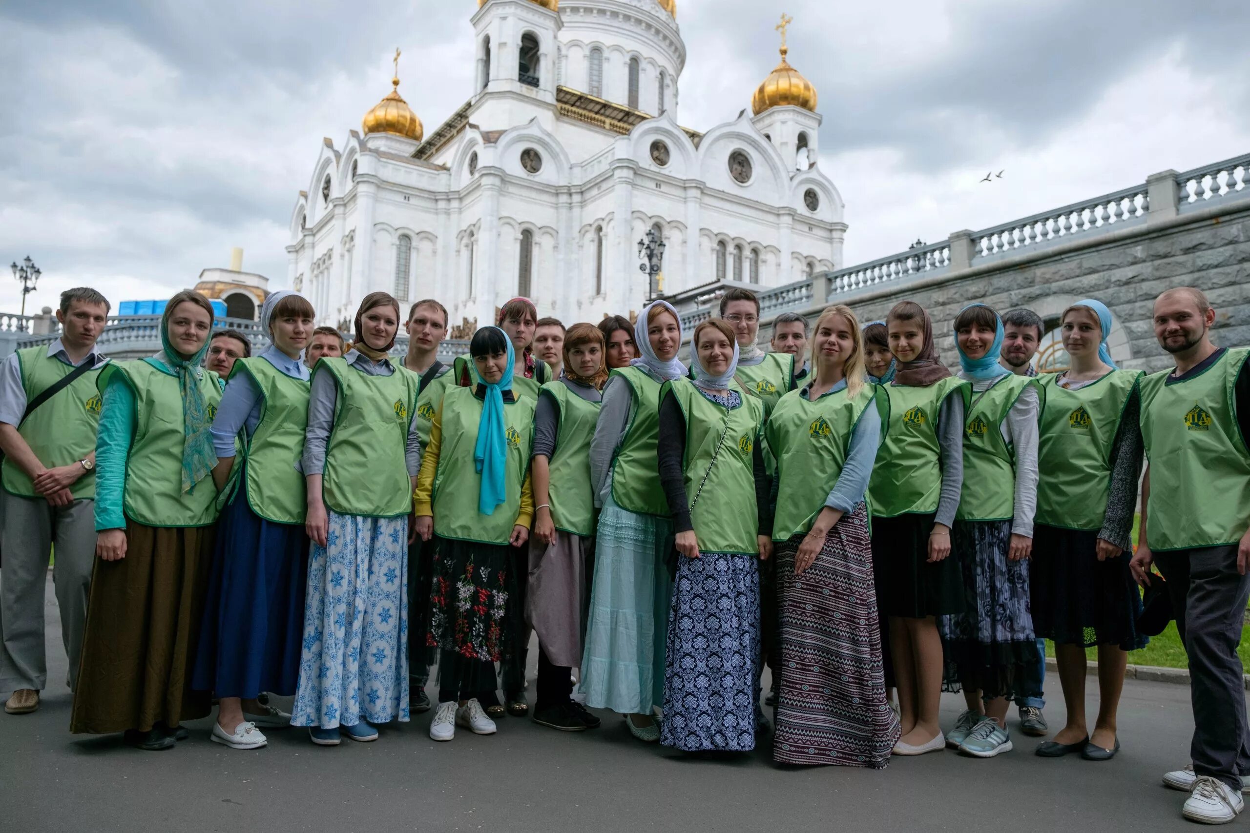 Храм на добровольцев. Экскурсовод марина суханина троице сергиевой лавры. Православные волонтерские организации. Патриарх кирилл евхаристия. Православные волонтеры.