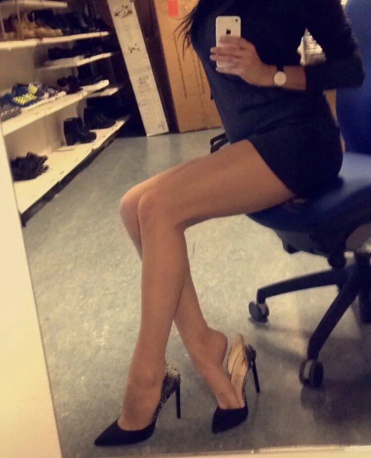 Ноги брюнеток. Ножки селфи. Красивые ноги селфи. Селфи ног девушек. Женские ножки в офисе.