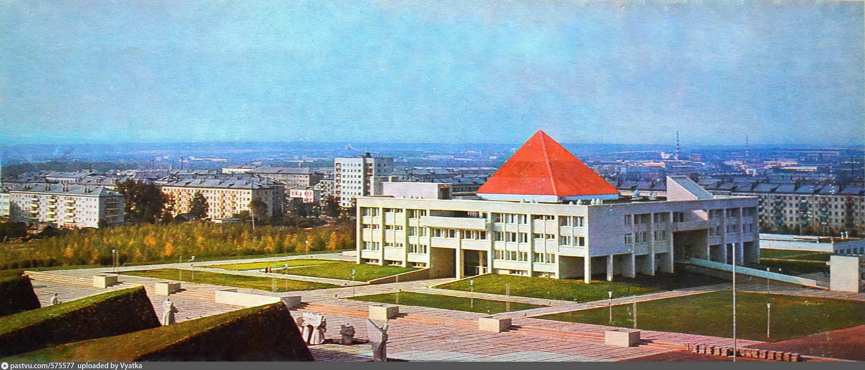 Фото дворца пионеров. Киров район дворца пионеров. Дворец пионеров мемориал Киров. Дворец пионеров Омск. Дворец пионеров Тольятти.