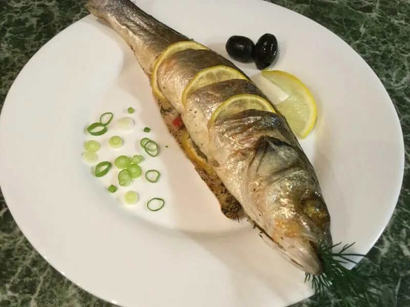 Сибас запечённый в духовке целиком. Рыба с белым мясом. Белорыбица стейк. Стейк нельмы. Как вкусно приготовить белорыбицу.