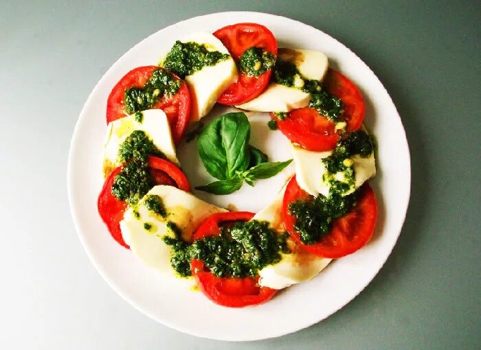 Сыр с соусом песто. Сыр с соусом песто. Салат с соусом песто и помидорами. Соус сальса песто. Моцарелла с черри и песто.
