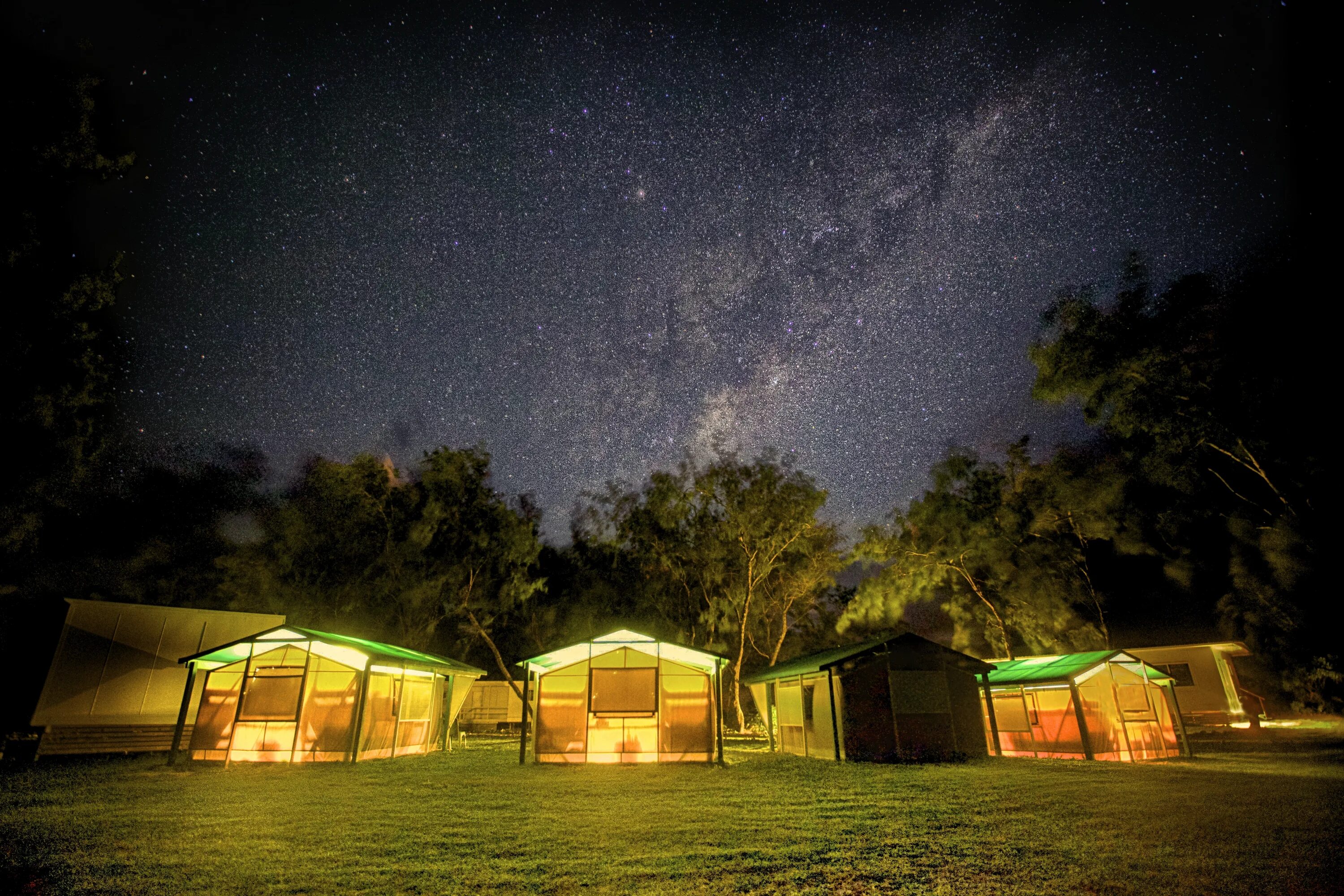 Night camp. Лагерь ночью. Лагерь ночная звезда. Ночной лагерь фон. Летний лагерь ночью.