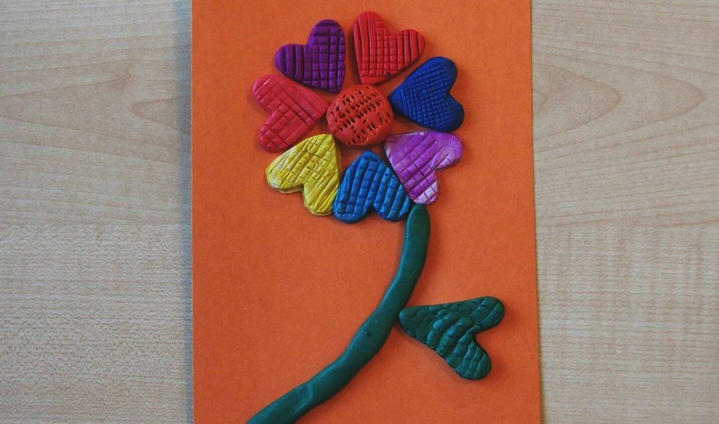 Лепка цветик семицветик средняя. Поделки из пластилина для детей. Пластилинография цветы. Подарок маме из пластилина. Поделка из пластилина подарок для мамы.