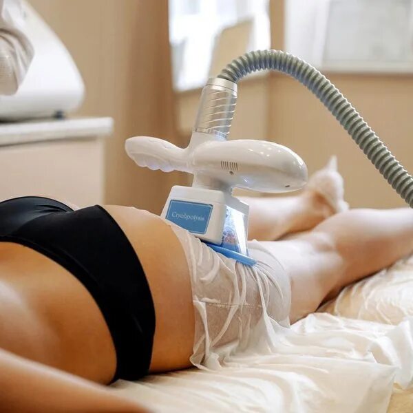 Безинъекционная мезотерапия infusion. Достаточно одной процедуры. Современная косметология. Косметология инъекции. Женщина вытирает лицо полотенцем.