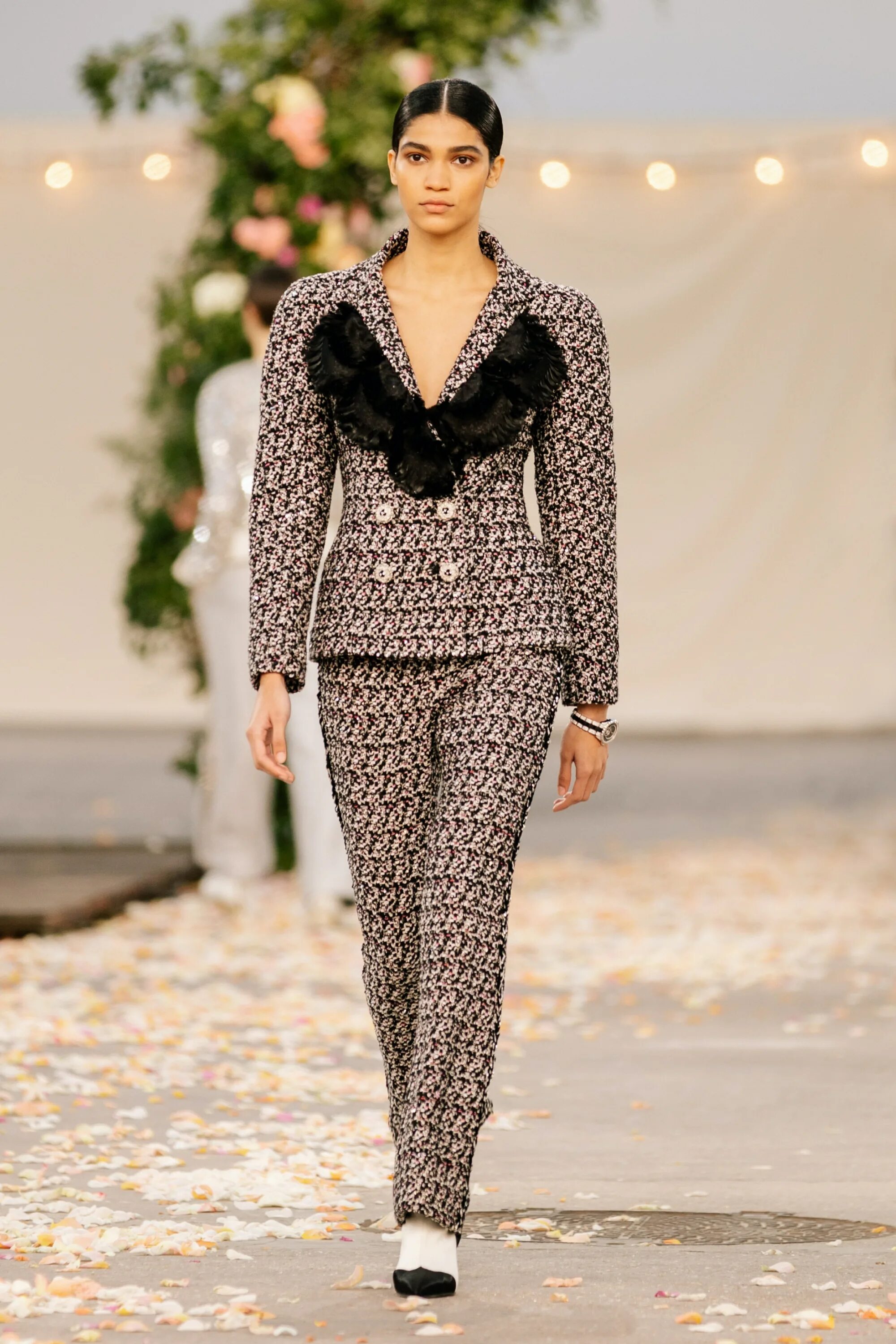 Образ 32. Chanel 2021. Chanel коллекция 2021. Коллекция Chanel Весна лето 2021. Показ Chanel Couture 2021.
