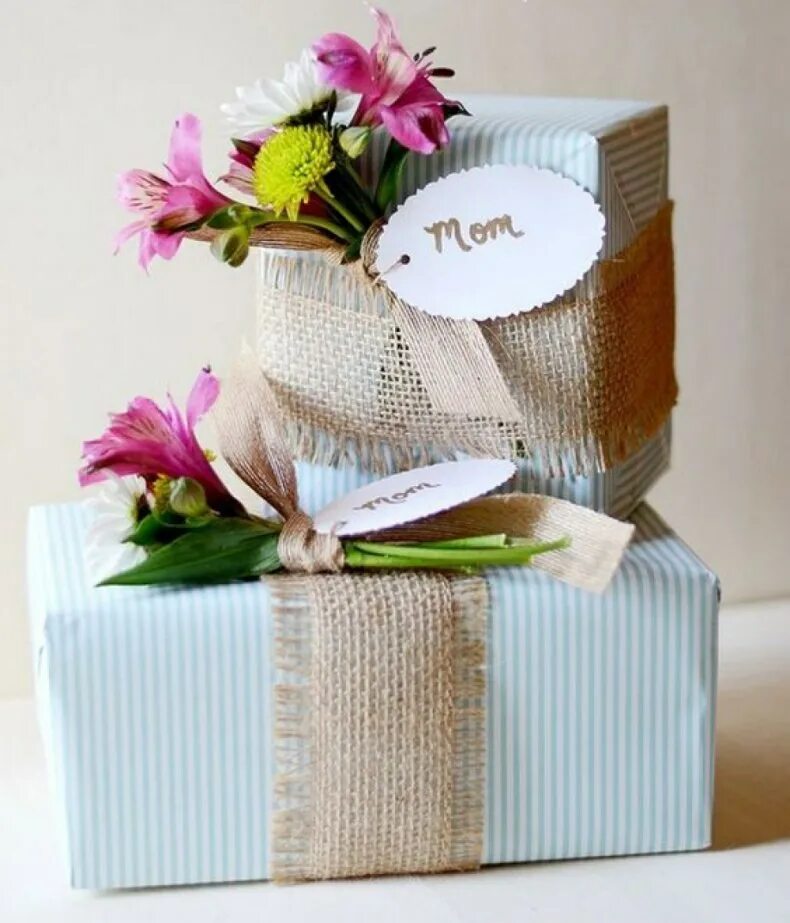 Стильная упаковка подарков женщине. Креативная реклама подарков. Пакеты для цветов и подарков. Интересная подарочный пакет новогодняя. Easy gift wrapping tutorial.