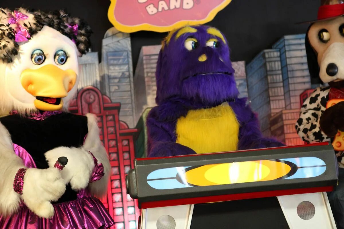 Чак аниматроник. Чакин чиз. чакин чиз 2025. пиццерия chucky cheese. chuckie cheese аниматроники.