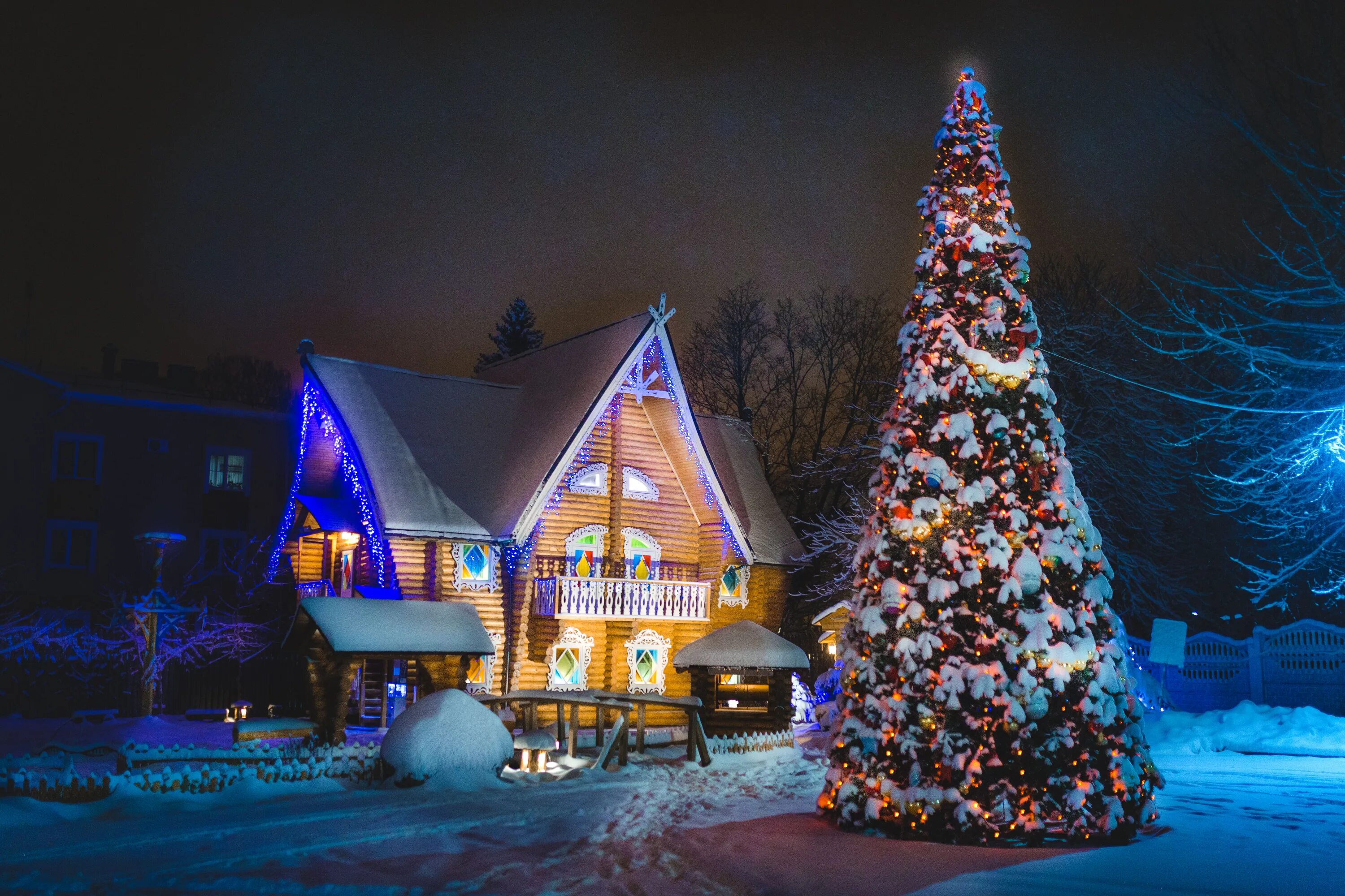 Кострома куда сходить с детьми зимой. Церковь спаса в рядах кострома колокольня. Кострома торговые ряды зима. Каток на никитской в костроме 2022. Кострома торговые ряды зимой.