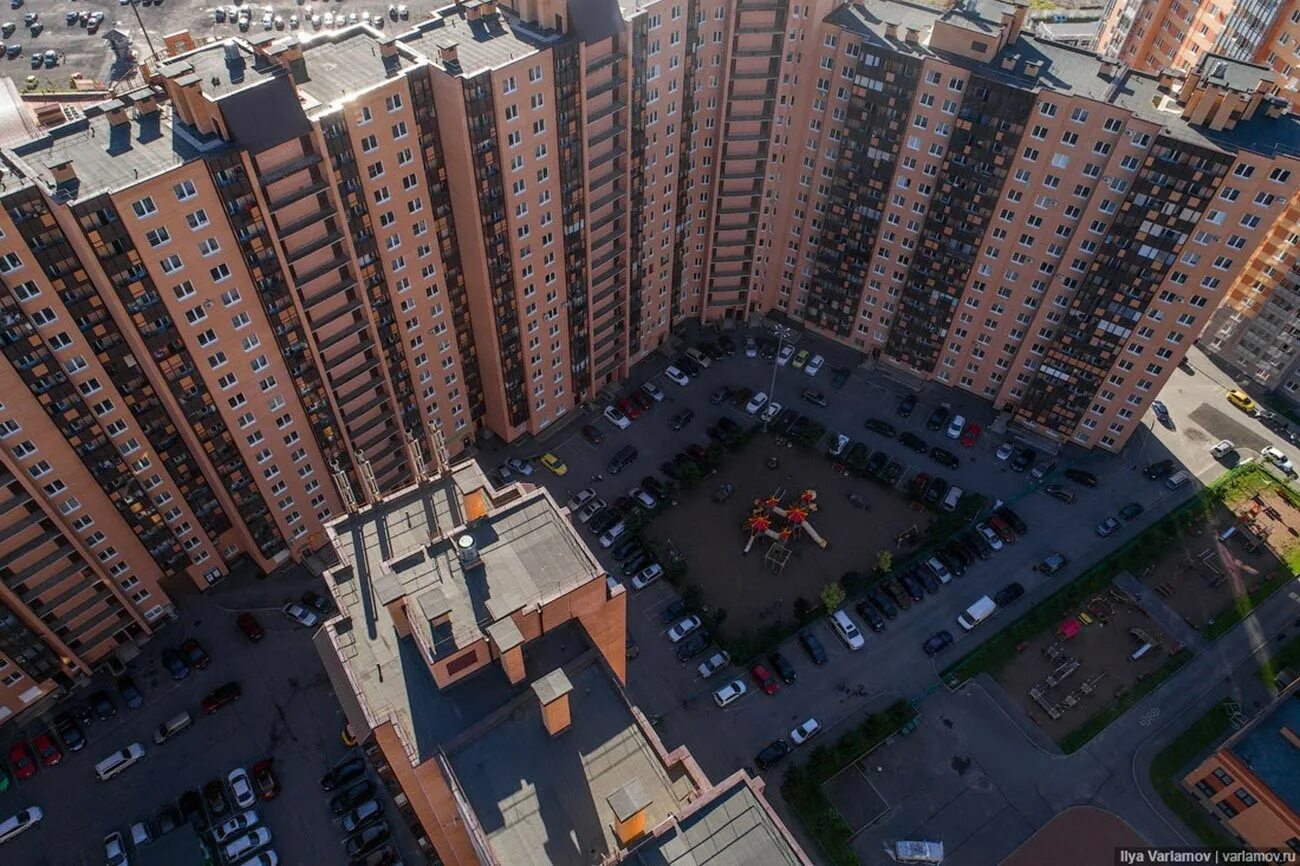 Какой дом стоит сейчас. Новый оккервиль человейник. человейник в кудрово. варламов человейник питер. кудрово человейник дом.