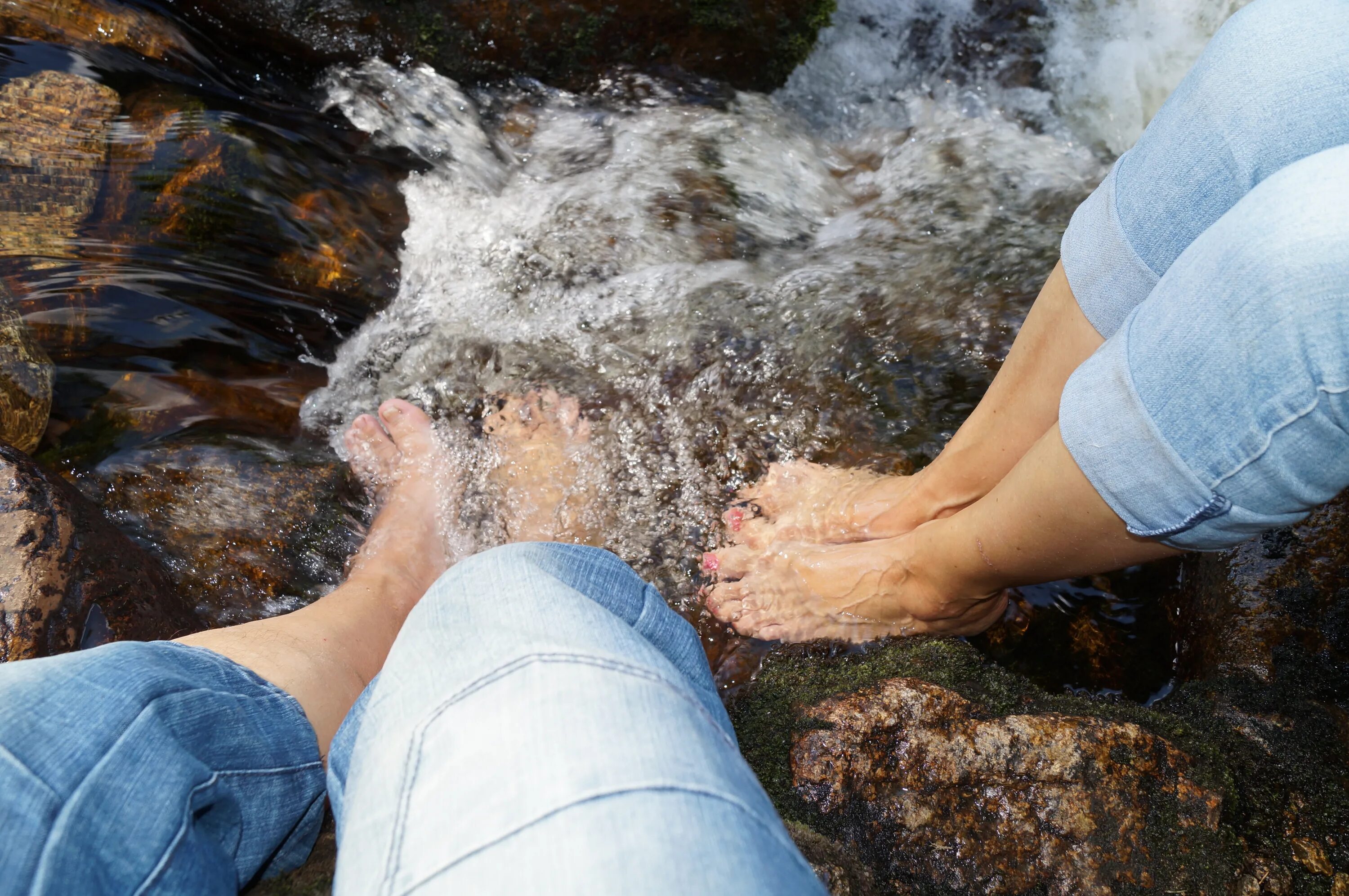 Течет вода из ноги. Картина ноги в ручье. Ноги камни вода. Камень туризм ноги. Картинки ноги в воде.