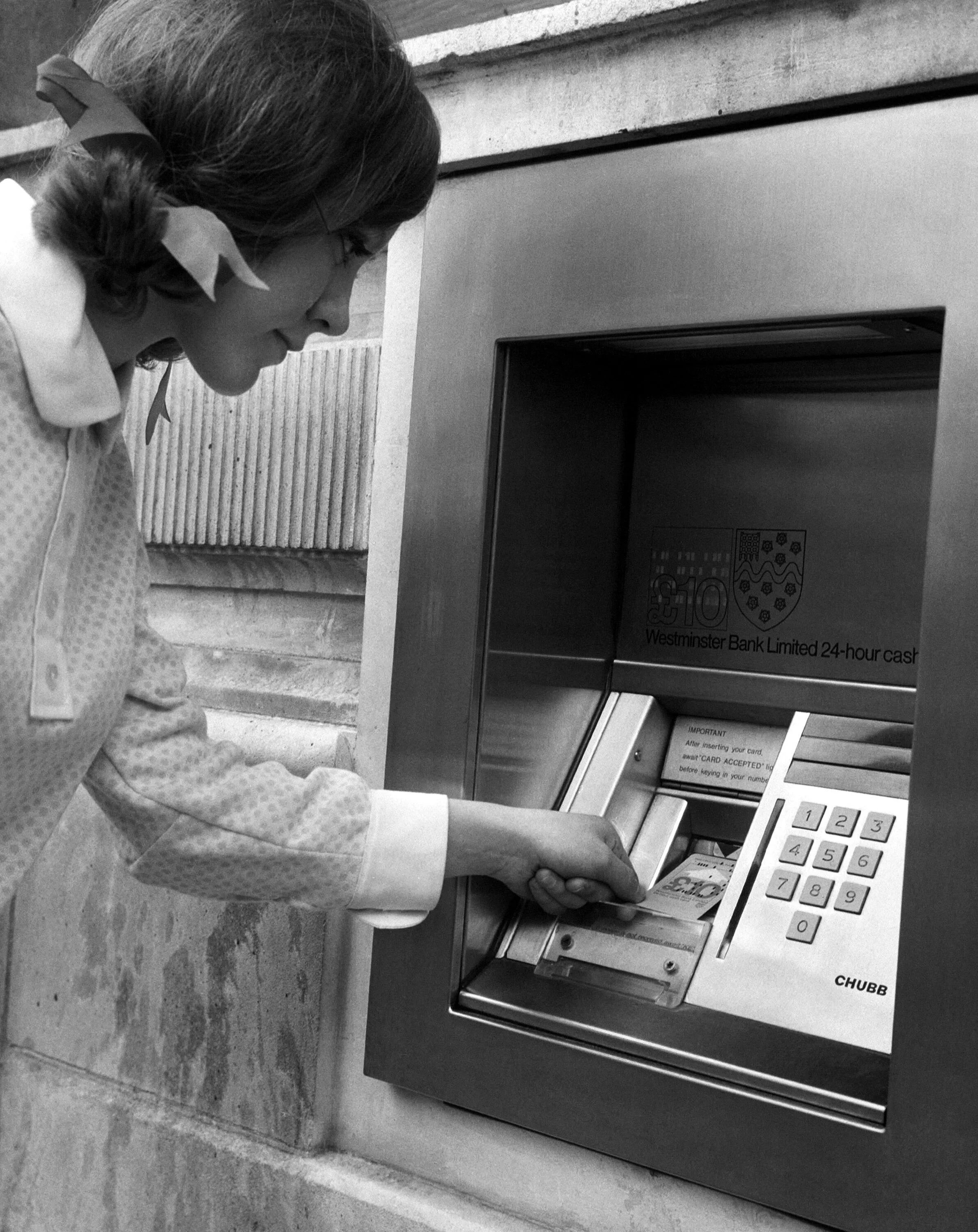 First atm. Первый Банкомат 1967. Первый Банкомат 1939. Самый первый Банкомат. Первые электронные деньги.