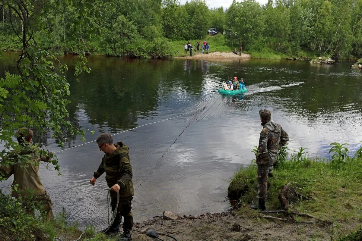 Переправа вброд через реку в походе. Водные преграды в туризме. Переправа оряд через реку. Горный туризм переправа. Преодоление водных преград вброд.