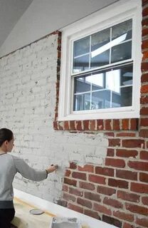 Стены дома подновленные краской и подкрашенными