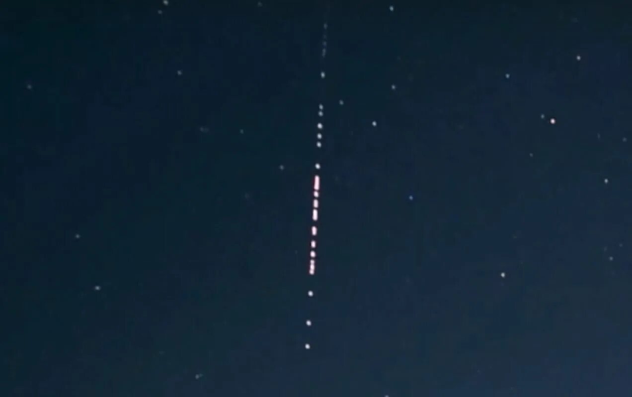 Spacex спутники starlink в небе. полярное сияние с космоса. спутники илона маска в небе. Starlink спутники. спутники в небе над россией 2023.