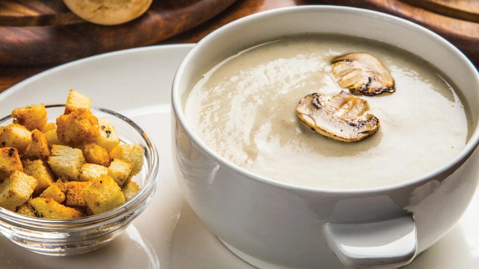 Крем суп с шампиньонами. Крем-суп из шампиньонов со сливками и картофелем. Грибной суп-пюре из шампиньонов. Крем суп пюре грибной. Грибной суп-пюре из шампиньонов.