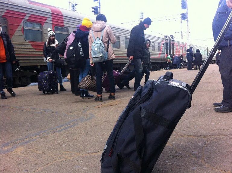 В москве переехали человека. Отток населения. Отток жителей. Отток населения, уезжают люди. Фото уезжающих людей из России.
