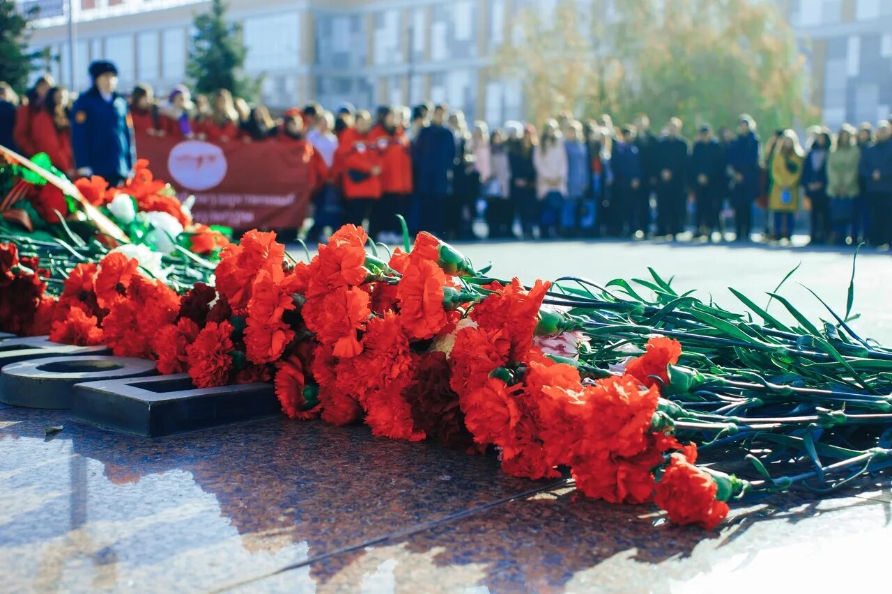 Возложить гвоздику. Церемония возложения цветов к памятнику 9 мая. 9 Мая день Победы возложение цветов. Возложение цветов к Вечному огню. Возложение цветов к обелиску.