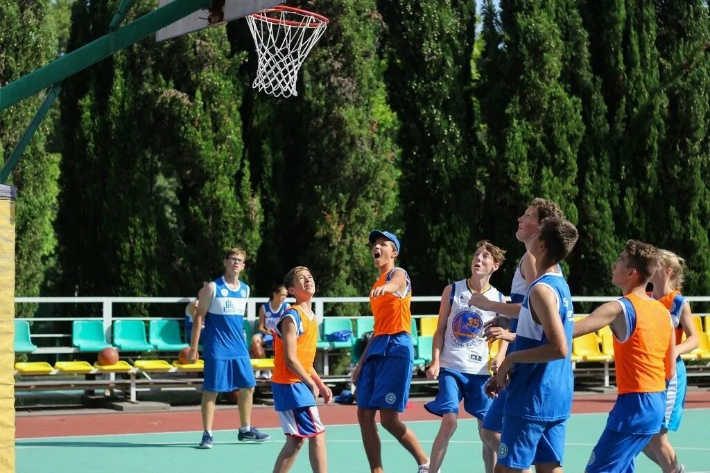 Спортивный лагерь для баскетболистов. Баскетбол в лагере. Баскетбольный лагерь для детей. Баскетбольный лагерь. Ibasket лагерь баскетбольный.